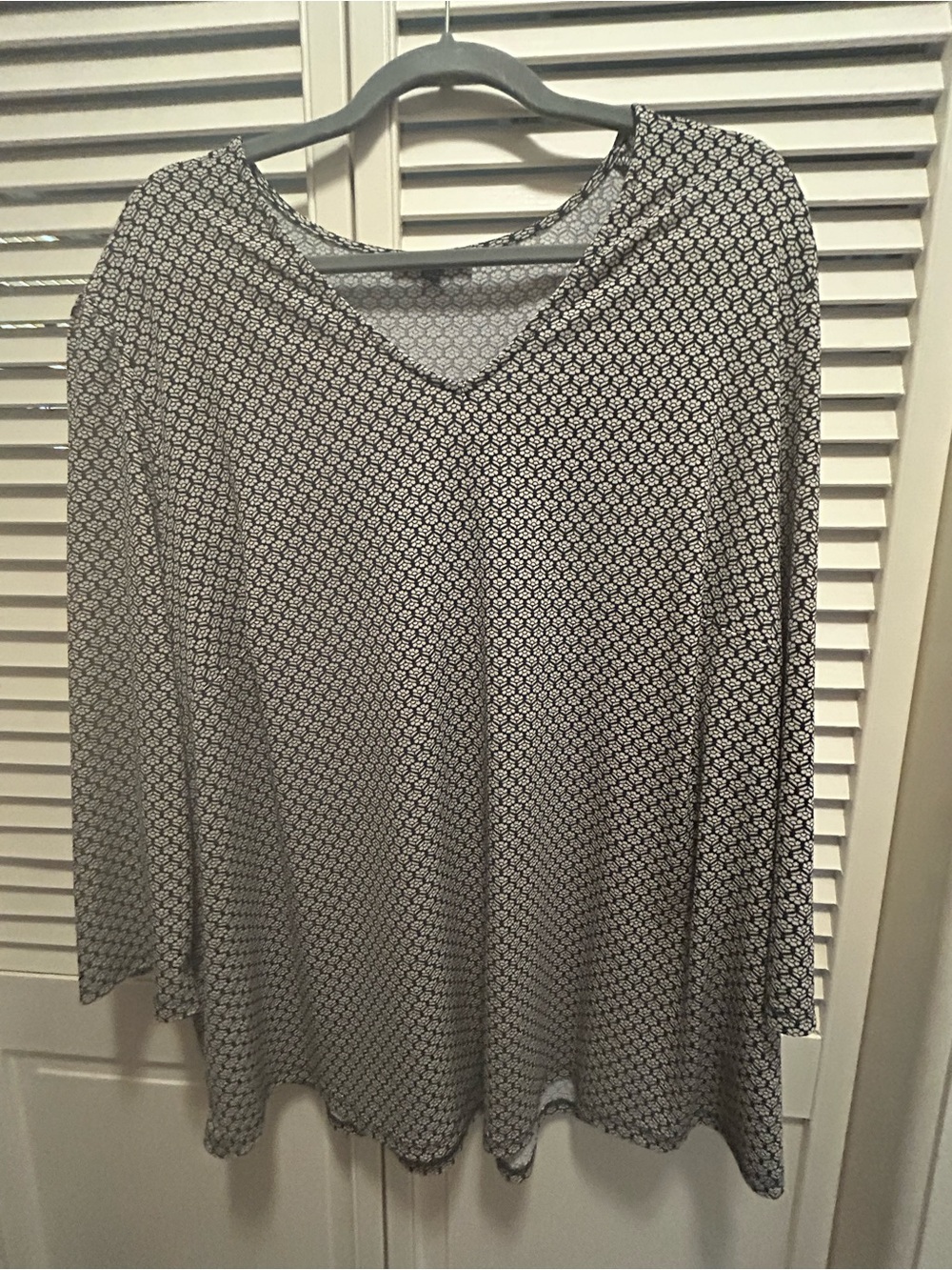 Adrianna Papell Black and Beige Printed V-Neck 3/4 Sleeve Top